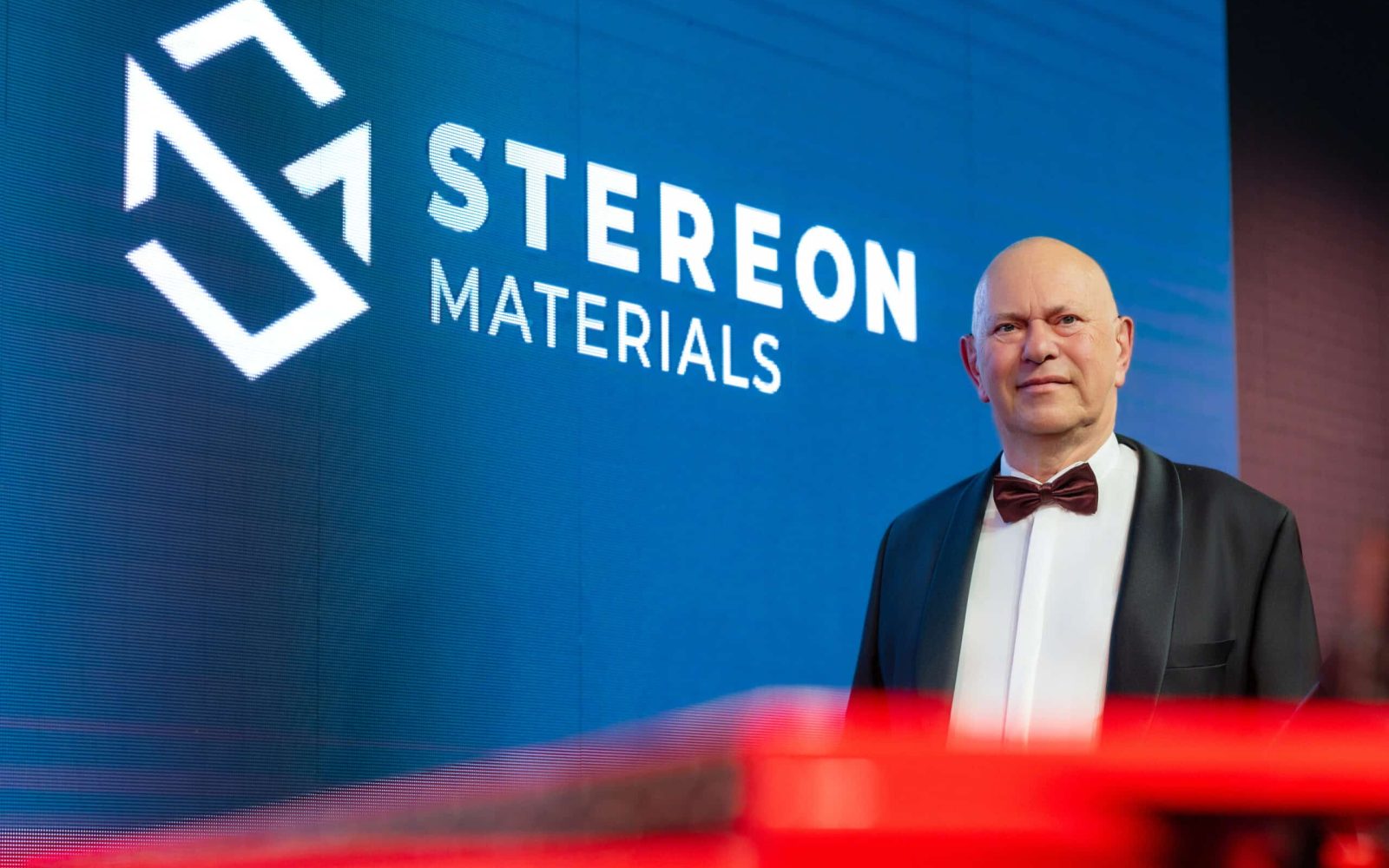 Stephan Behr verkündet den neuen Namen Stereon Materials 
für die ehemalige IBYKUS AG und die ehemalige QSIL SE Gruppe als Tochterunternehmen der Stephan-Heinrich-Behr-Familienstiftung.